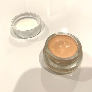 Glossier concealer in Light